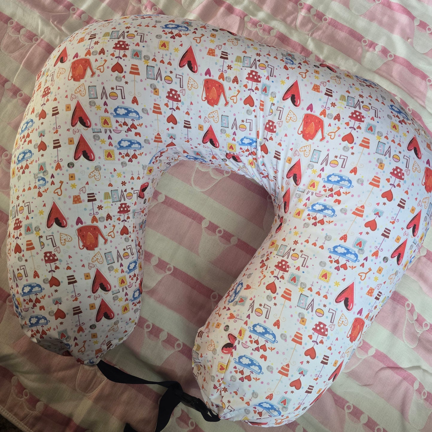 Feeding Pillow with belt - White and Red hearts