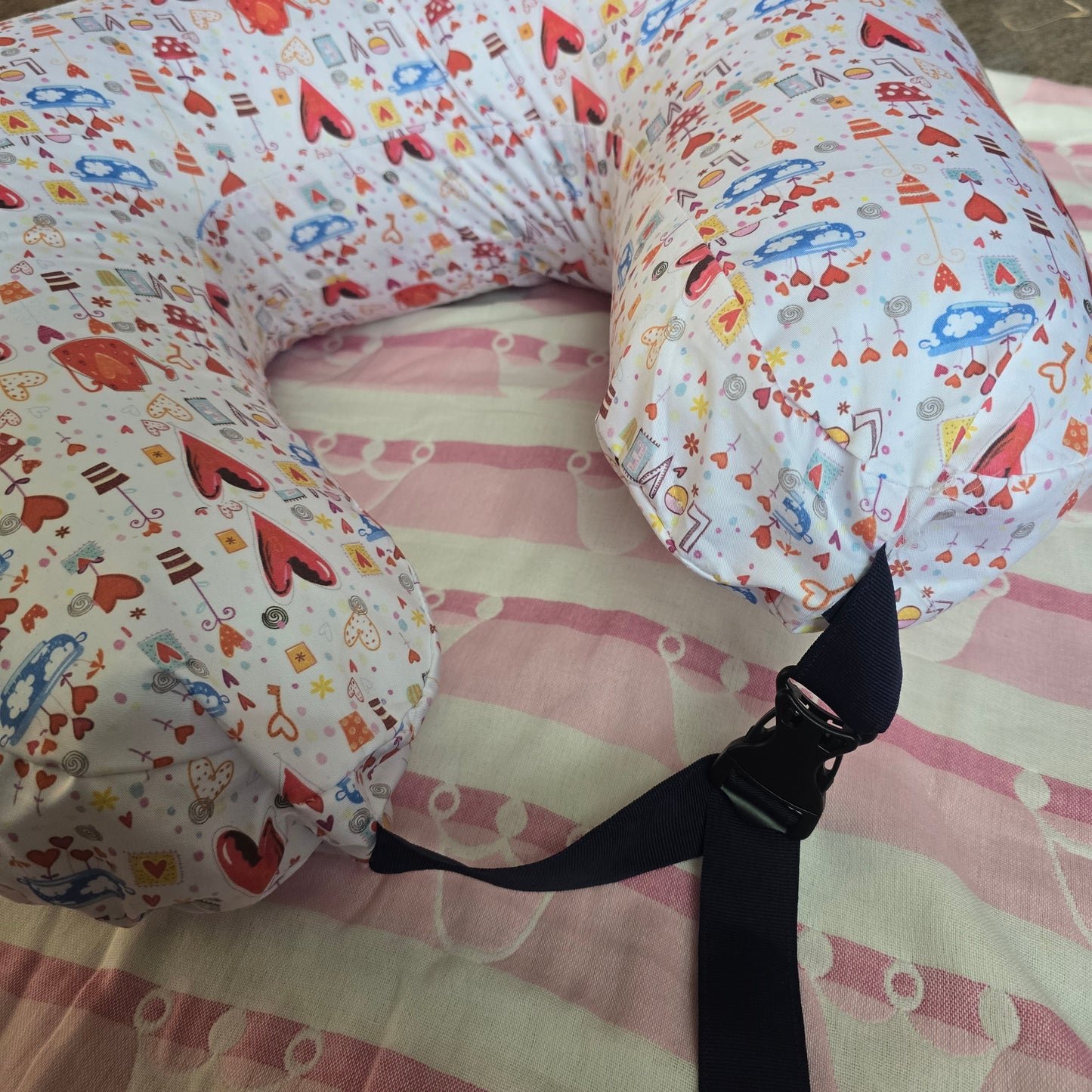 Feeding Pillow with belt - White and Red hearts
